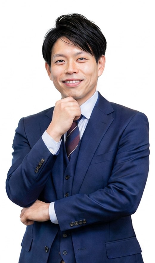 こぶしを顎に添えて構える税理士
