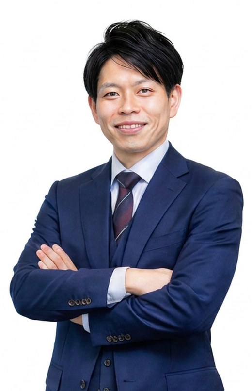 スーツで腕を組む元・税務調査官の税理士